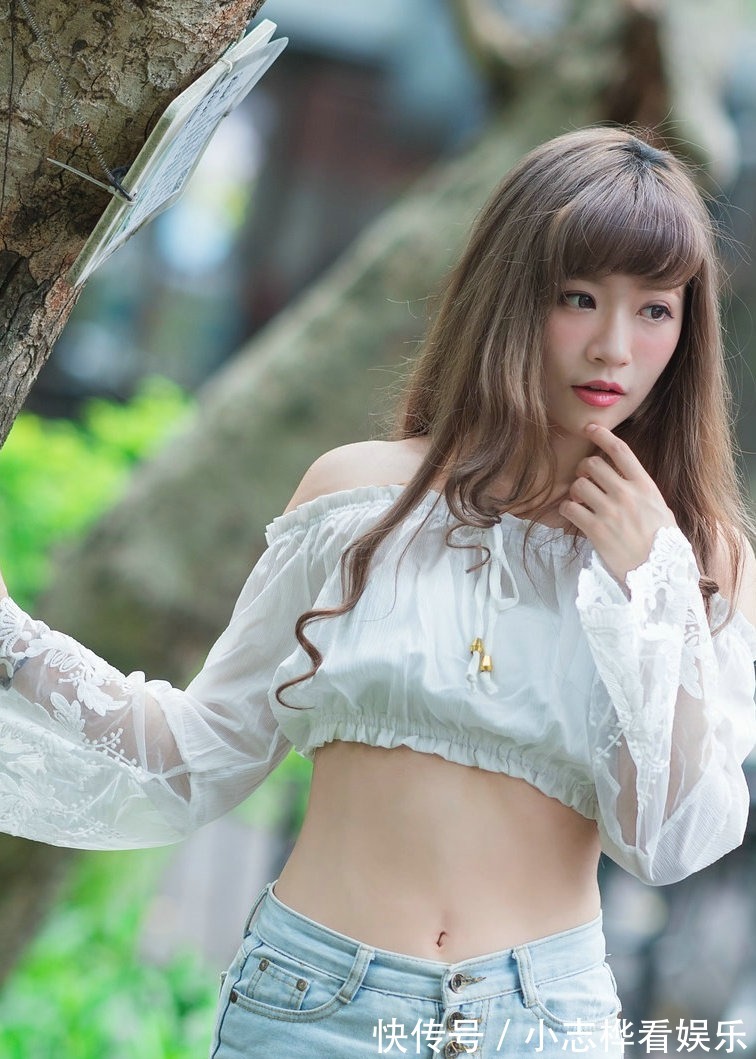 打底裤|街拍：粉色的衬衫甜美减龄，斜肩的设计个性时尚