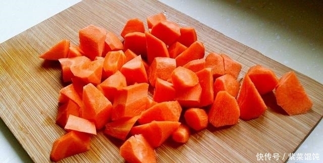 机体|为什么很多人脚后跟出现干裂？医生：跟3种病症有关，要当心