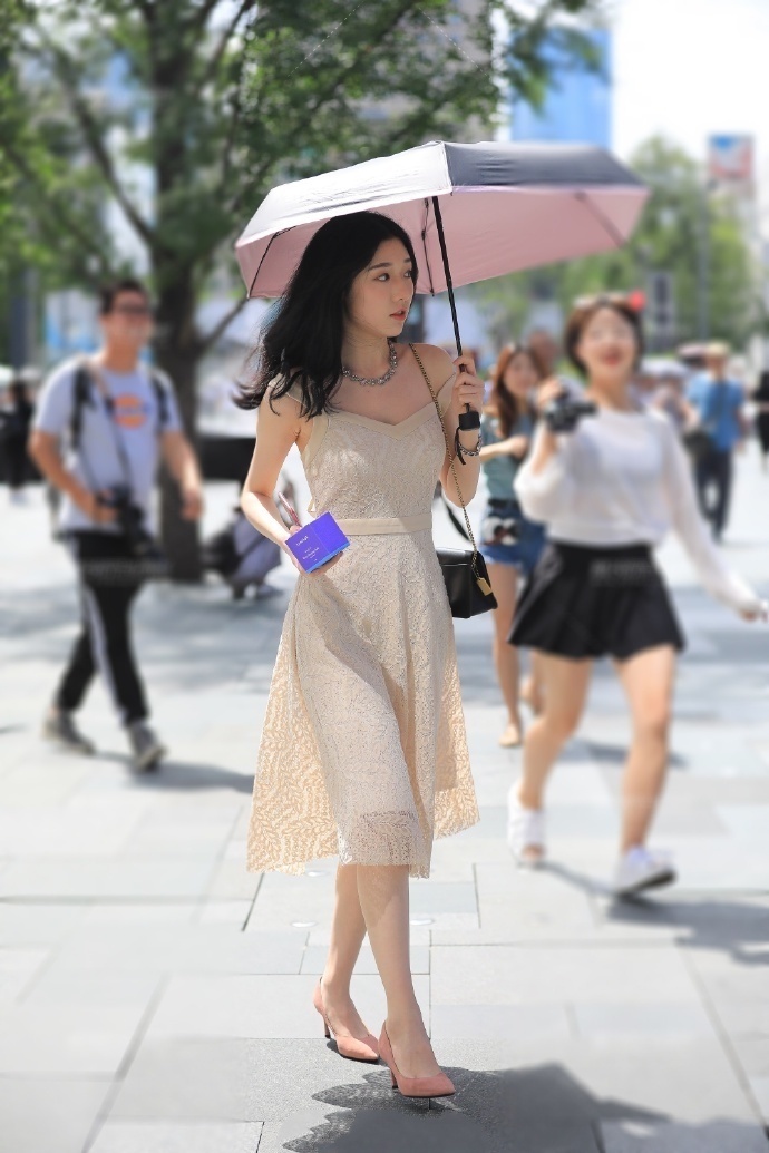 街拍美女身穿露肩连衣裙,身材好到让人嫉妒,不喜欢不行!