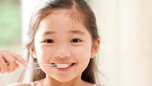 华华华|'我家孩子2岁就会刷牙了'，宝妈发朋友圈炫耀，医生评论：太难了