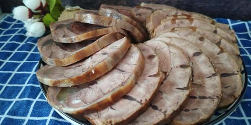 这才是酱牛肉的正确做法,牛肉紧实入味,酱香十足,怎么切都不散