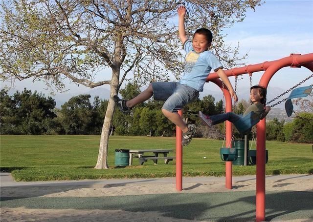 父母们|两个孩子玩荡秋千不幸坠落,宝妈慌乱中接住自家孩子,却被骂冷血