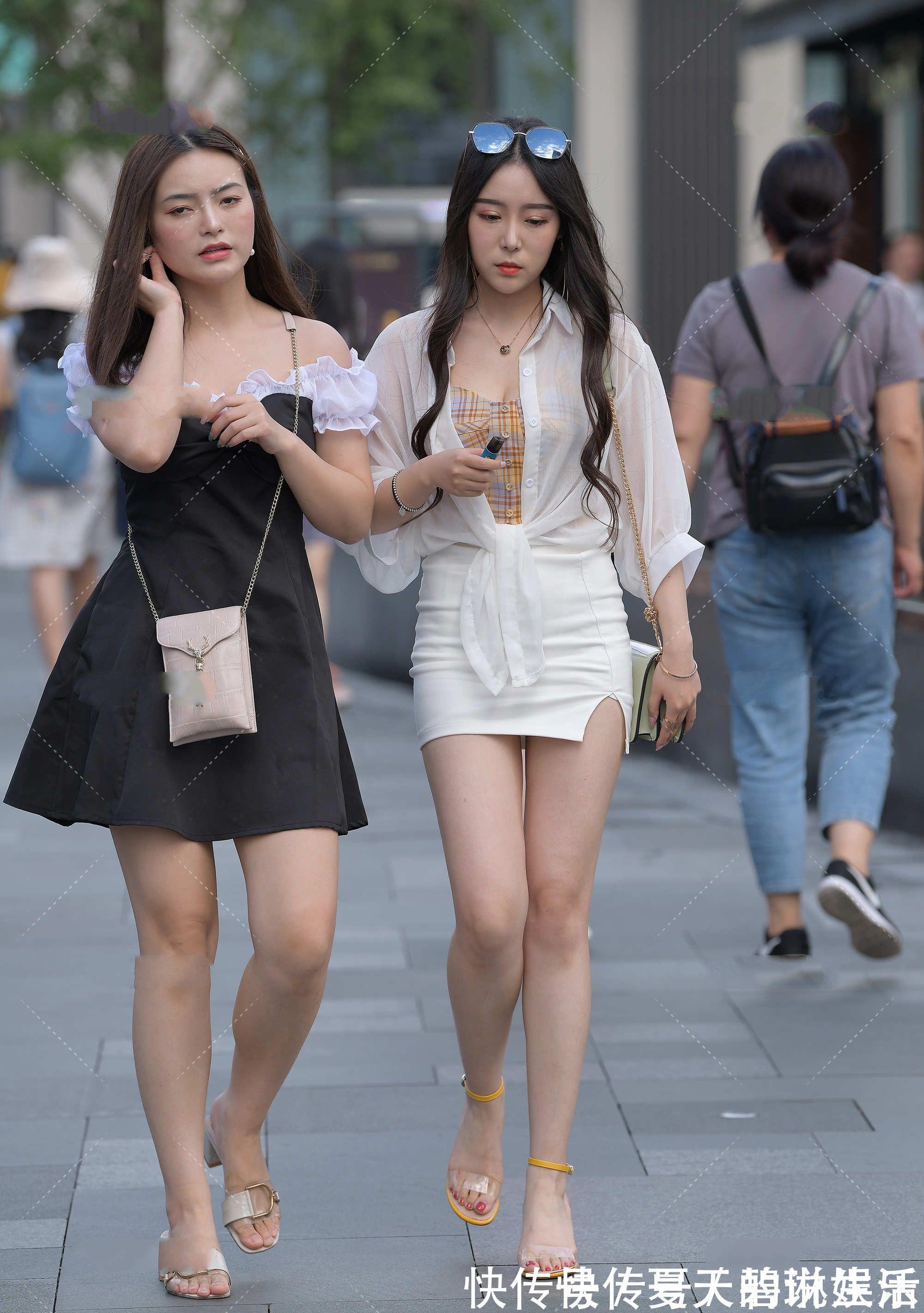 防晒 格子背心搭配白色修身短裙，再穿一件轻薄的防晒衫，时髦又洋气