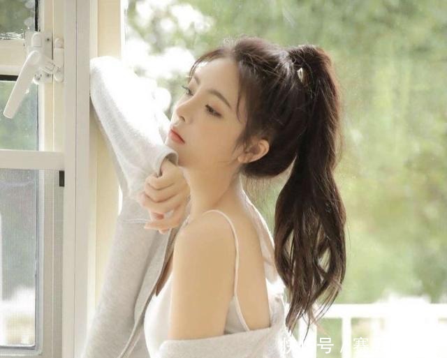 你怎么穿最可爱?吊带背心+白裤子,让姐姐表现出青春活力