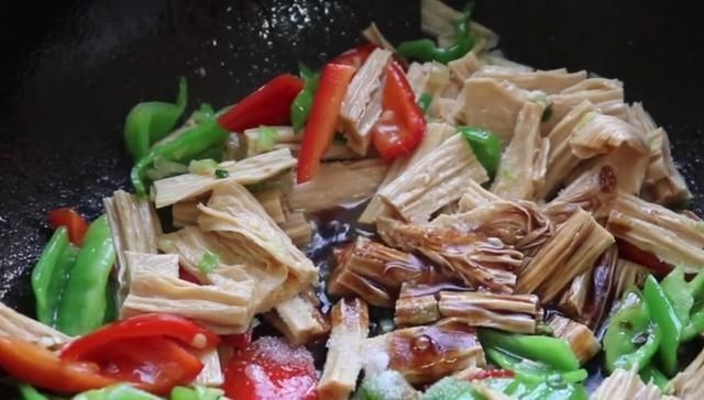 解馋|腐竹这样做才叫香,简单快速,入味下饭又解馋,不吃撑都停不下来