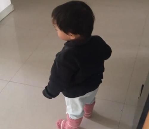 妹妹|“超粘人哥哥”走红,写作业将妹妹放书桌旮旯,妹妹乖巧似洋娃娃