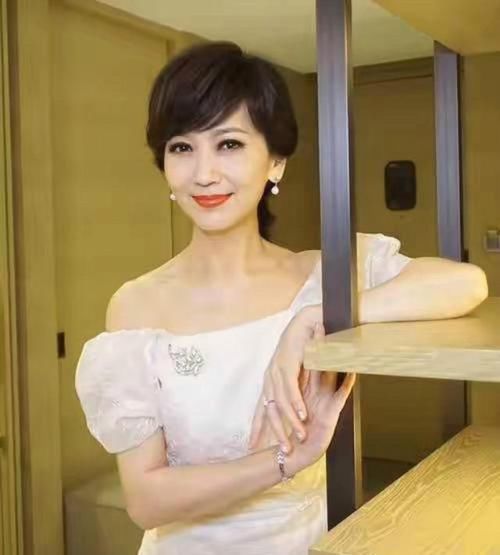 年过50的女人，留什么发型显年轻？试试这3款“短发”，减龄洋气