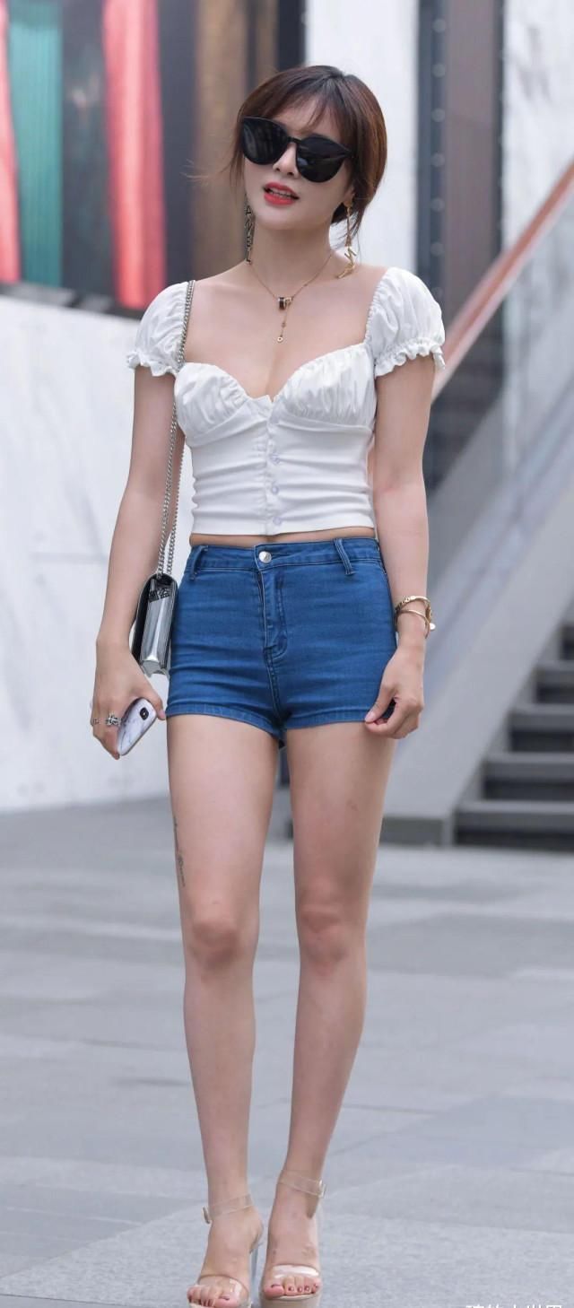 上衣|上衣一样,裤子不一样的闺蜜,这局明显牛仔短裤赢了