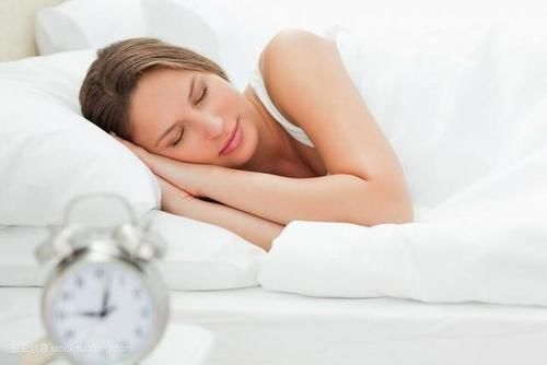 美白类|脸上长斑的女人,建议养成这4个生活好习惯,让你皮肤白皙更细腻