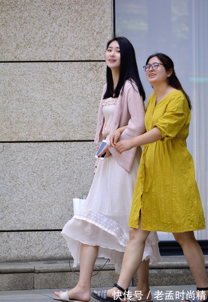 街拍|时尚街拍,仙气十足的长裙,彰显时尚的魅力!