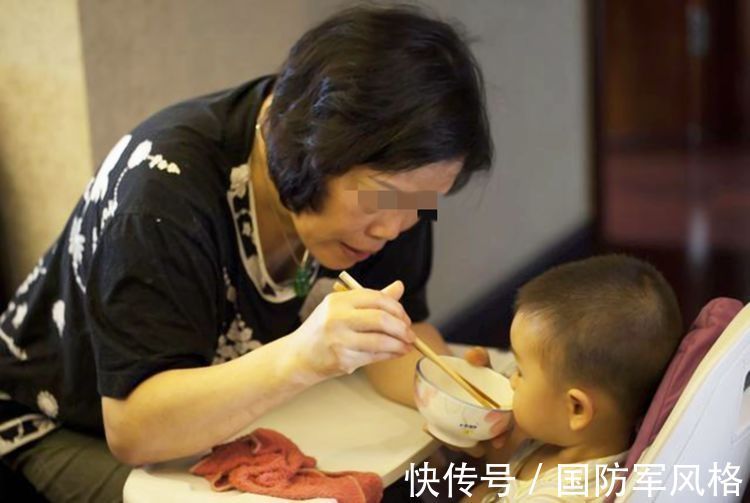 专注力|4岁男孩因吃饭排场大走红，“奶奶喂=吃软饭”，自主进食别再拖了