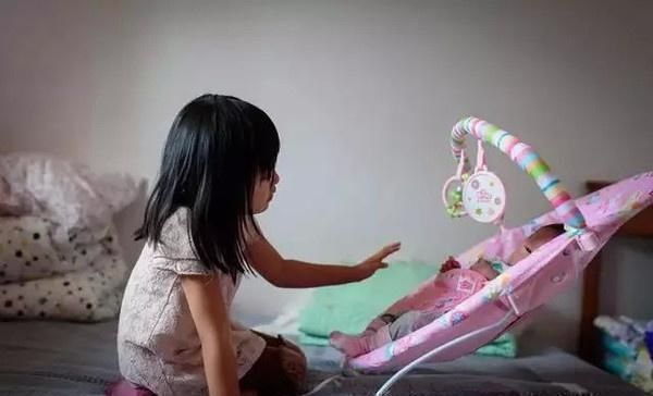 父母|大宝总是想抱刚出生的妹妹,妈妈无意间翻开襁褓,脸都白了