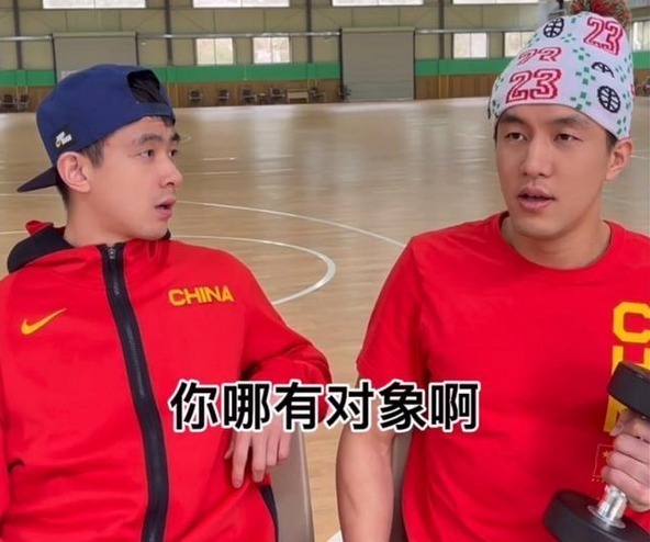 辽宁队|尴尬!赵继伟喊郭艾伦吃饭,他却给对象打电话,继伟:你没有对象