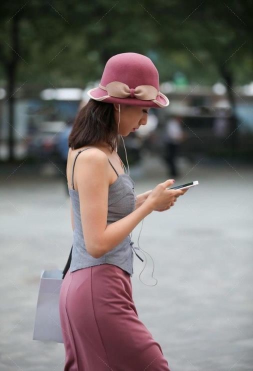 穿搭 墨绿色的无袖上衣,搭配黑色九分裤,整体给人简单清爽利落感觉