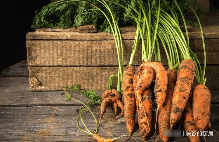 买胡萝卜,选干净的还是带泥的?老菜农:区别挺大,挑错了不好吃