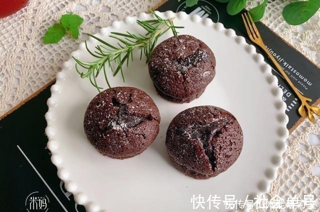 最近很火的网红爆浆蛋糕,看着很好看,做也简单,新手也能零失败