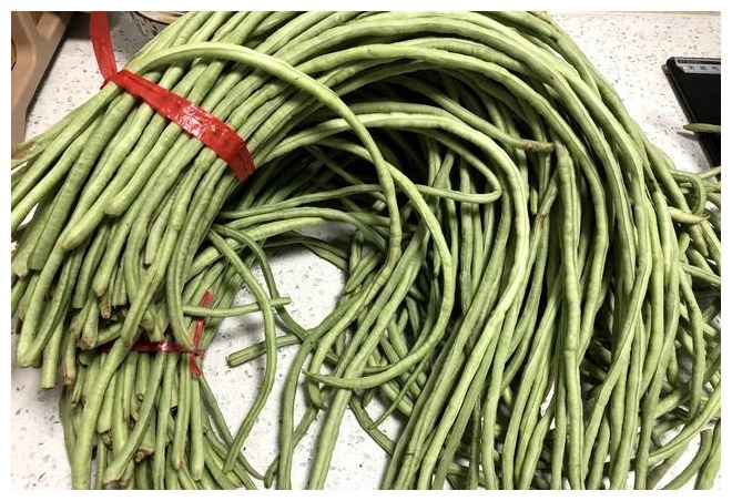 秋天这种蔬菜多买点,价格亲民,晒干留着冬天吃,比新鲜的还好吃