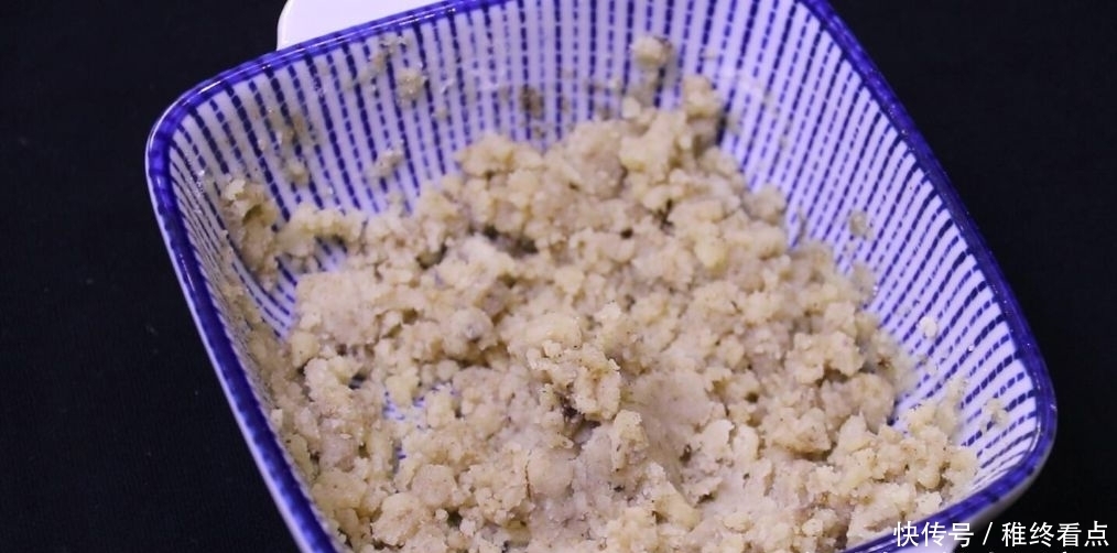 这是椒盐酥饼的做法,咸香可口,外皮超酥,轻轻一碰就掉渣