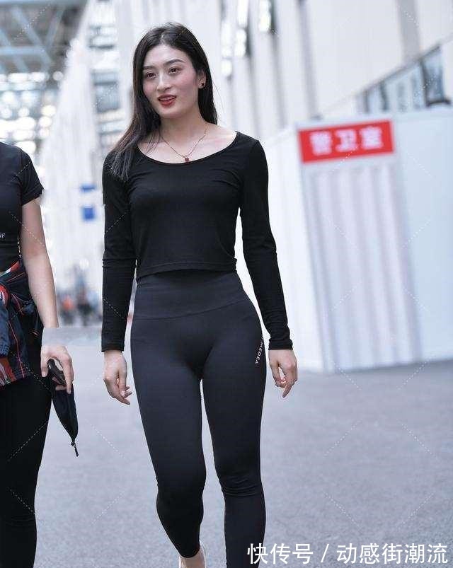 刺绣 打底裤深受时尚美女的喜爱，眼前一亮的打扮美不胜收，简约大气