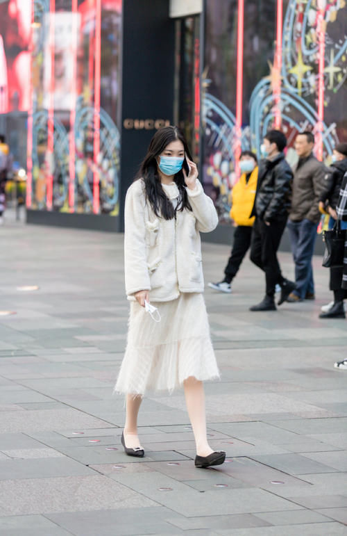 不能小看白色的裙子，早春搭配离不开，轻松穿出女神气质