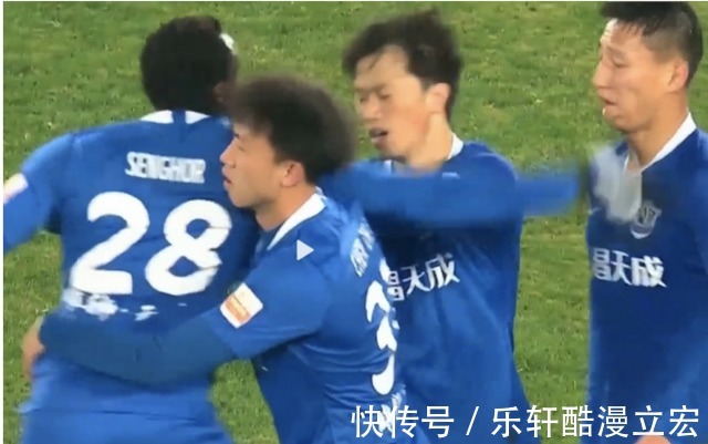 |中超笑话!沧州雄狮内讧外援掌掴中国队友,后者还击一同染红