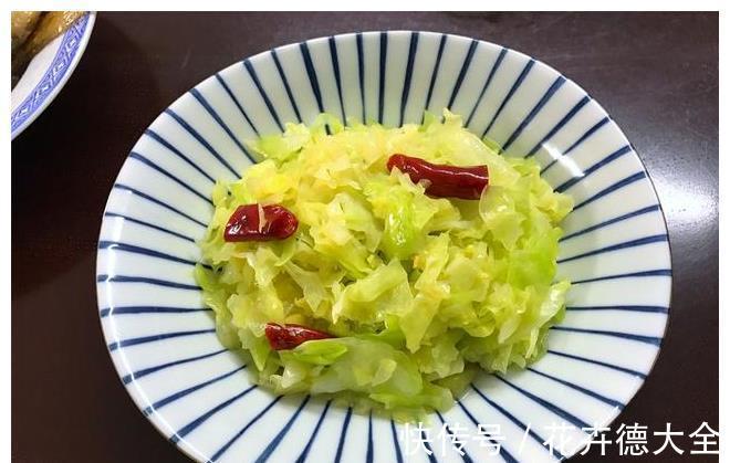 清炒圆白菜|宅家不出门，2个人的午餐吃点啥？一荤一素两个菜，简单美味