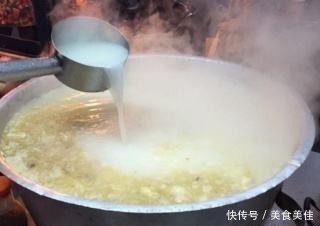 浓郁|20年老面馆的高汤秘方,原来是这么熬制的,汤色奶白且鲜美浓郁