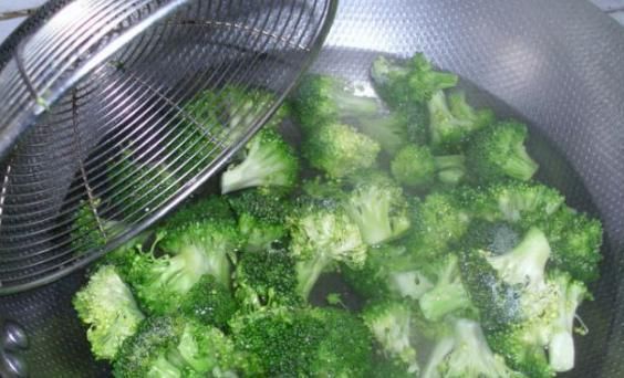 以下4种蔬菜,不焯水或让你与“疾病相伴”,现在明白还不晚