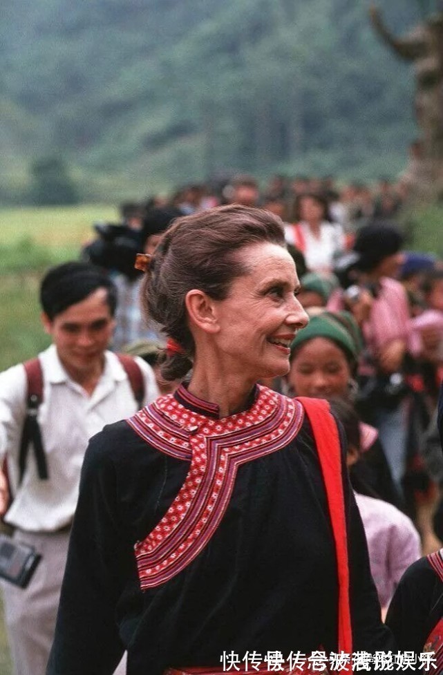 赫本风 有一种时髦,叫迟暮之年的赫本,63岁老态爬满皱纹也贤淑清丽