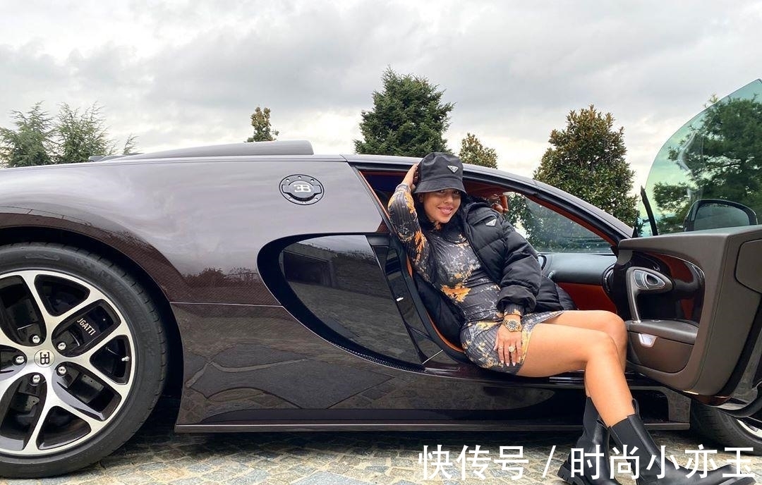 c罗|乔治娜穿一身迪奥配拖鞋，喝水也要扭成S形，脚蹬汽车座椅不文雅