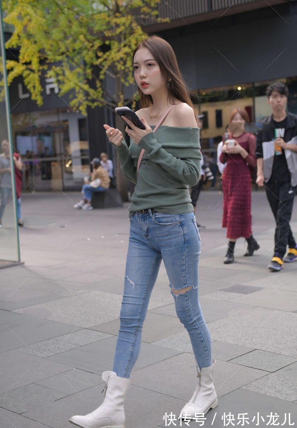 北方女孩|很精致的北方女孩,身穿针织一字肩,搭配破洞牛仔裤,看上去很时尚