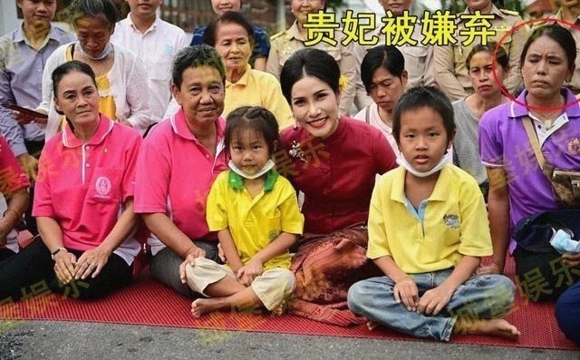 王后！泰国贵妃放下身段合影，却被身旁浓眉女子不屑一顾：有啥好得意的