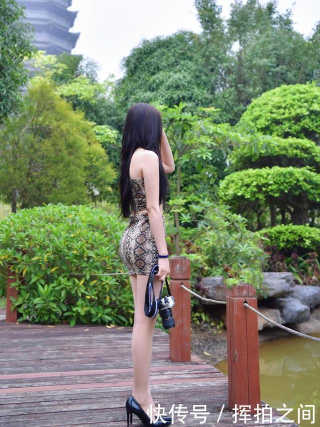 位美女|“蛇皮”连衣裙是种时尚,展现小姐姐的另类美,性感时尚又调皮