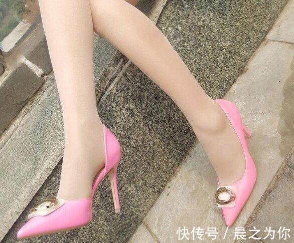 高跟鞋 唯美迷人的尖头细跟高跟鞋配上丝袜,不由让人眼前一亮