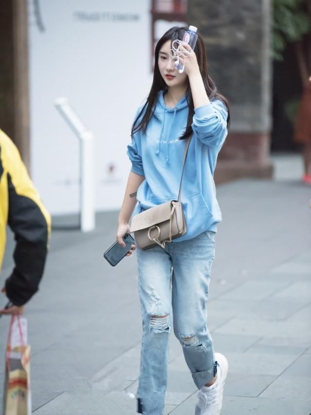 街拍运动型美女就是不一样，气质非凡，曲线迷人