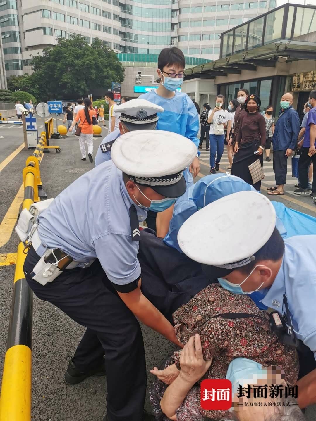 暖心 七旬太婆摔倒大街上致右手骨折交警 医生热心护送 新闻头条