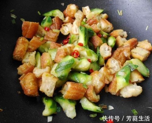 天然“防晒霜”找到了,夏季多吃些,补水又养颜,晒黑的皮肤变白了