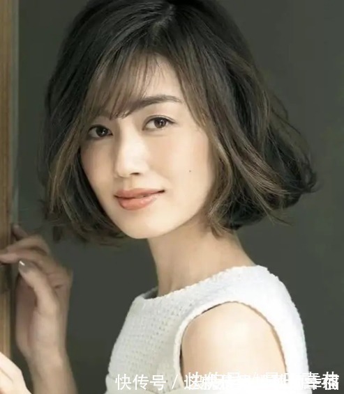 烫发 55岁左右的女人,还在留长直发吗,建议烫这几种发型,优雅好看