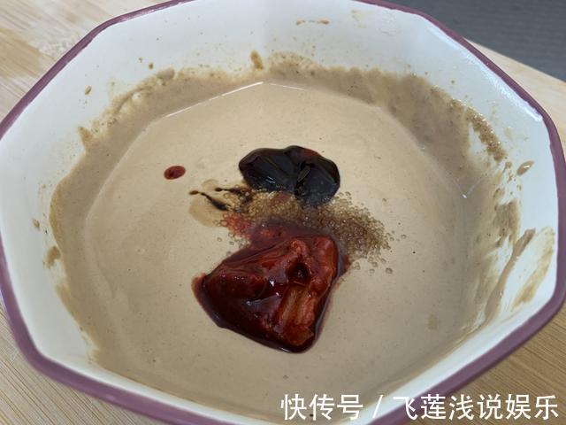 吃火锅|调芝麻酱到底用水还是用油？大厨教你正确做法，口感细腻味道香