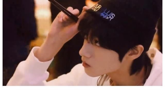 藝高人膽大？時代峰峻15歲男藝人，被曝參加綜藝錄制，網(wǎng)友求解釋