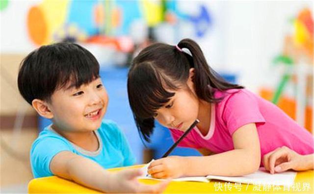 农民工爸爸穿得脏兮兮去开家长会，被拍照发到网上，网友：好父亲