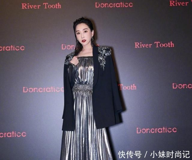 杜若溪美到令人“窒息”, 黑色西装搭配银色长裙, 展现女王气场