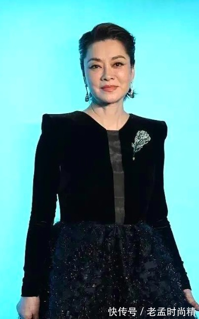 气质|毛阿敏越老气场越强，穿垫肩礼服飒气全开，一看就是不好惹的奶奶