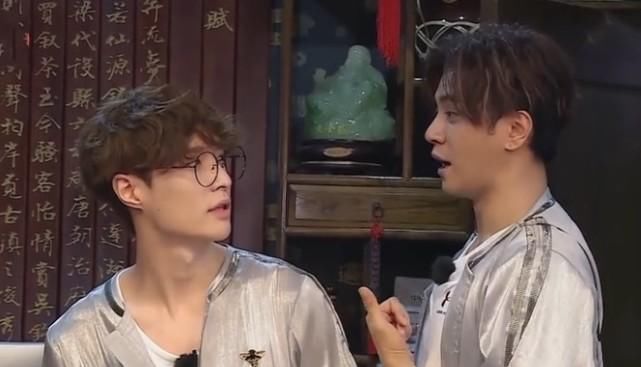 蔡徐坤也参加了《极限挑战》,就在张艺兴的身边,你发现了没?