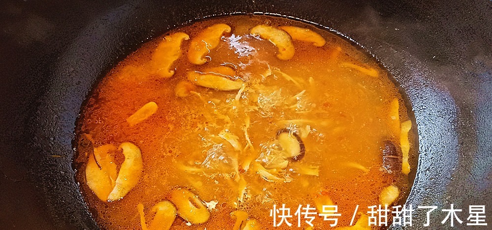香菇|天热没有胃口给家人做一碗“金汤鸡丝面”，味道酸辣特别好吃！