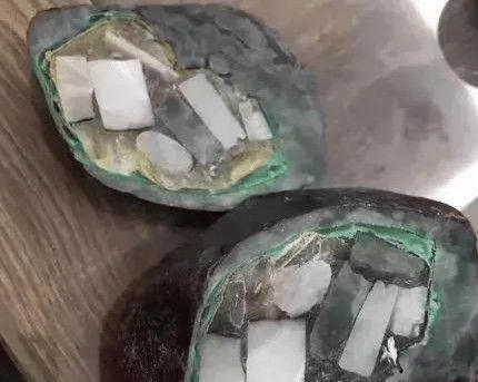刀片|200多万的翡翠原石,切割时刀片突然断裂,里面充满了钢珠和螺丝钉!