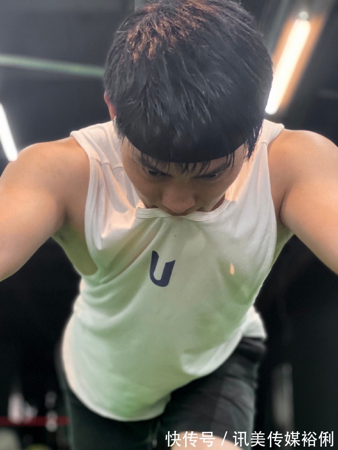 小哥|鼻子高又挺的肌肉小哥，最近练的勤，纬度真的又大很多！