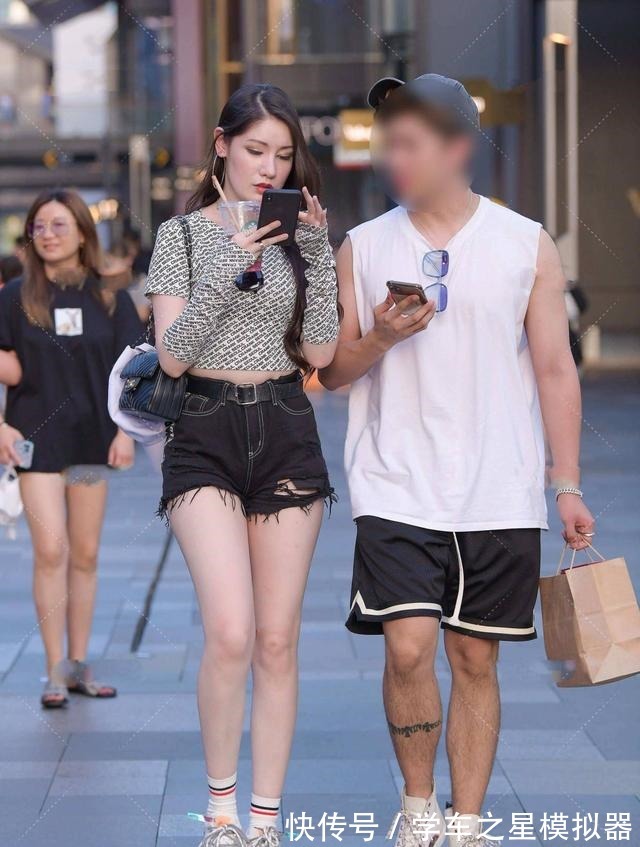 tips 短款印花上衣搭配黑色牛仔短裤,增加回头率,很时髦的搭配!