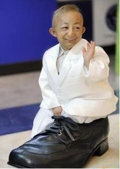 两米高|中国第一巨人娶小28岁妻子，不顾医生劝阻生子，今儿子长大了