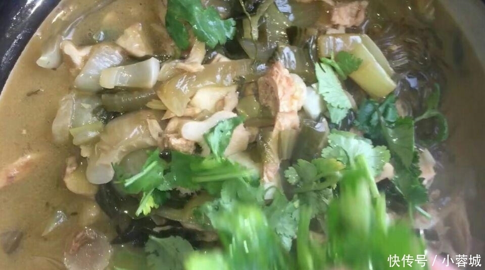 冬天|冬天炖菜不吃酸菜是个憾事，搭配2个食材炖一炖，暖胃抗寒又鲜美